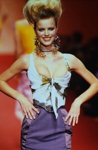 101977898_VIVIENNE-WESTWOOD-SPRING-1997(23).thumb.jpg.6a28b242d51300a33e55a4dba1f9dc8b.jpg