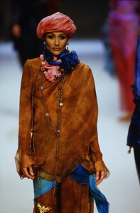 1022512256_emanuel-ungaro-hc-ss-1994(12).thumb.jpg.b5dddef2df5579eb5c758ff1f8fe5830.jpg