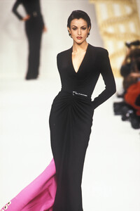 1069448334_PierreBalmain1993HauteCouture64.thumb.jpg.51c9557cd47ccad7d4254fd17141f1fc.jpg