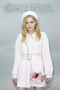 Ellie+Bamber+Chanel+Photocall+Paris+Fashion+iRUD-YlZPBJx.jpg