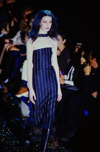 1125708577_versace-fw-1998(5).thumb.jpg.e2e125ce3fd9d983f20907274d750bff.jpg