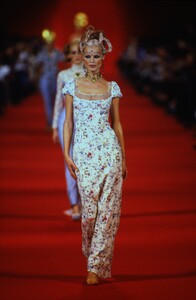 1143005990_givenchy-ss-1997(5).thumb.jpg.a42cddb7666b29be04900733adf060d6.jpg