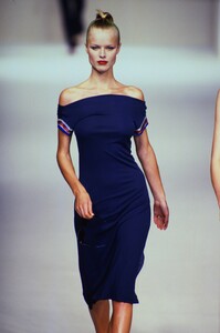 114933027_blumarine(2).thumb.jpg.899dd7edb48aeeb47b0fd28cd8b9384e.jpg