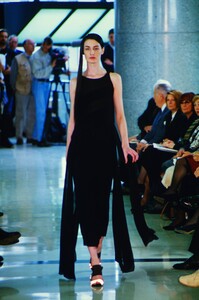 1220114805_chanel-ss-1999(9).thumb.jpg.526c54c145c1190e334337aa128d7493.jpg