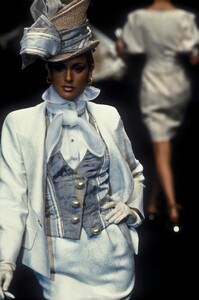 1237833272_ChristianDior1994HauteCouture66.thumb.jpg.cdc43fdd628608ab4c90e4dab3446709.jpg