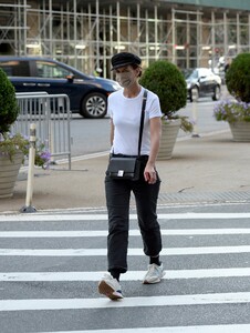       hol120921BZNimage124.jpg