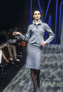 1244833861_Moschino1998WomenRTW162.thumb.jpg.0fd4abeb0159bc7ba5e243b93e379bf1.jpg