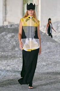 fr 00037-Burberry-Spring-2022-RTW-London-credit-Burberry.jpg