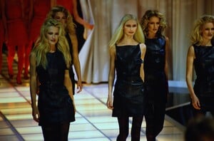 1297259109_versace-fall-1996(17).thumb.jpg.8f78957d757f69a69c7ea28b1f88c15b.jpg