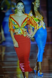 1310624694_versace-ss-1993(6).thumb.jpg.1bb680f644afe36c764c9970edae2d86.jpg