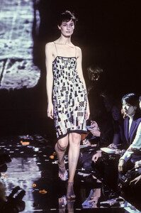 1344267159_JulienMacDonald2000WomenRTW11.thumb.jpg.c6135a74c014ff3f2252232553eaae2b.jpg