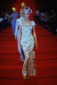 1347931926_givenchy-ss-1997(1).thumb.jpg.b982f45e69893ffe2416e847a3ebff77.jpg