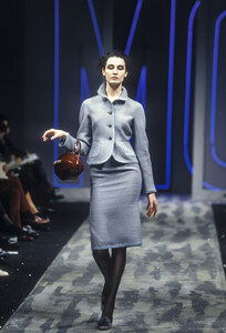 1383056296_Moschino1998WomenRTW21.thumb.jpg.9f6131a0f619e6bf79fb00b05eb2678c.jpg