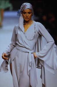 1483411434_emanuel-ungaro-hc-ss-1994(4).thumb.jpg.c7bd6762fadaf7a305fd20a5c5bbcf69.jpg