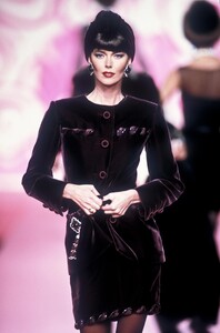 1490685084_Valentino1991HauteCouture53.thumb.jpg.23676007082e85a91a51cb434ceb8329.jpg