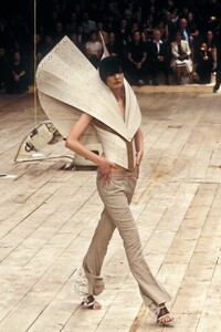 1520454618_AlexanderMcQueen1999WomenRTW35.thumb.jpg.de35ecd32af1cefc857019c07484155e.jpg