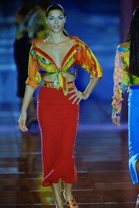 1536252536_versace-ss-1993(5).thumb.jpg.13299c7a10c6e24b7024e3716978692d.jpg