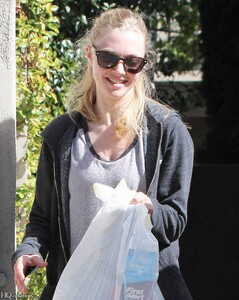 Amanda Seyfried Moving I think ..jpg