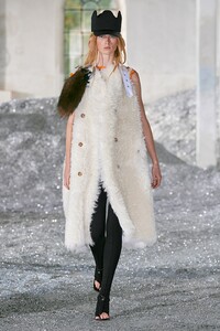 ri 000013-Burberry-Spring-2022-RTW-London-credit-Burberry.jpg