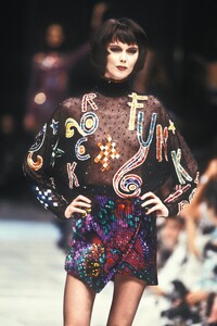 1565225845_Versace1989WomenRTW41.thumb.jpg.b60914263fc8577034d0dad5a142ee96.jpg