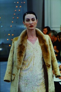 1577249394_VALENTINO-COUTURE-FALL-1998(7).thumb.jpg.1aa01ab89a67849dd3f8a2bf195dd0bc.jpg