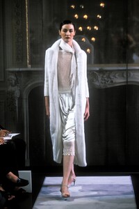 1578453590_Valentino1998HauteCouture21.thumb.jpg.88ee64e5e375ace1898fd6551edc8ccf.jpg