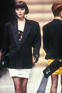 1585198990_Versace1987WomenRTW70.thumb.jpg.87e2a452a9d4da5c1ed18e01ac60be74.jpg