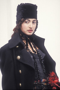 1602322345_DolceGabbana1993WomenRTW127.thumb.jpg.ac9971105e4b35fa89b502dec836d20e.jpg