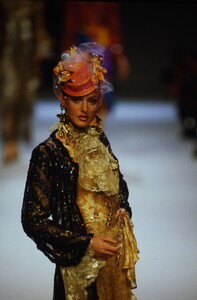 1621563304_emanuel-ungaro-hc-ss-1994(5).thumb.jpg.a5172af50ee2fc76f482b4e3644bb828.jpg