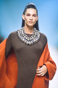 1636292327_PierreBalmain1999HauteCouture40.thumb.jpg.79aab287d2728dc4ef71797199abaf25.jpg