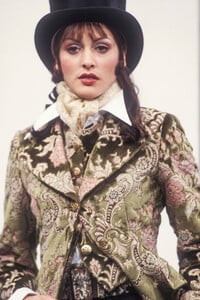 1648169503_DolceGabbana1993WomenRTW58.thumb.jpg.70aafb438c5ab271ff6a9662057761f4.jpg