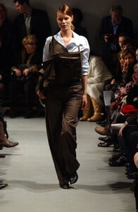 1651350799_AnneValerieHash2004HauteCouture15.thumb.jpg.5d011f1578b705f0394a143bd3715792.jpg