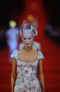 1659027376_givenchy-ss-1997(8).thumb.jpg.751360acbecc5d79b8be70f66aee47e2.jpg