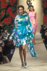 1686844267_YvesSaintLaurent1998HauteCouture72.thumb.jpg.f5a5ae83161532b04305753a07daf4dd.jpg