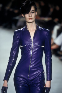 1697764757_Givenchy2000WomenRTW6.thumb.jpg.821cf98a012902cd90c04761b3cf33a0.jpg