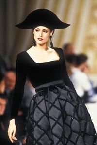 1734842991_PierreBalmainCoutureFall19923.thumb.jpg.729952b29cab4154c40898db9731ffb9.jpg