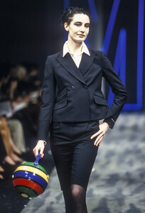 1739049282_Moschino1998WomenRTW12.thumb.jpg.13a3f8e8dc9e95349f1b69eefa825f18.jpg