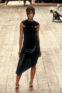 174511368_AlexanderMcQueen1999WomenRTW19.thumb.jpg.e2521128883277a2b35c761dbe400b2a.jpg