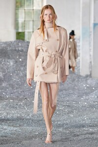 ri 00003-Burberry-Spring-2022-RTW-London-credit-Burberry.jpg