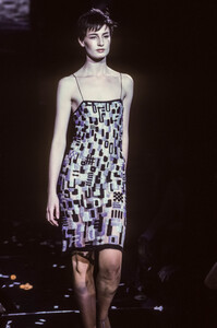 1758181427_JulienMacDonald2000WomenRTW12.thumb.jpg.0958504e3de9b816907ee0773a940123.jpg