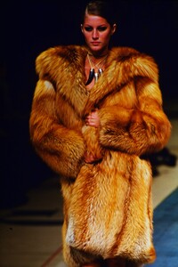1763075871_ysl-fw-1999(9).thumb.jpg.3d9d4b62e44d4f57d46dbe9975146151.jpg