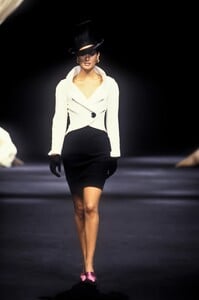 1770221916_ChristianDior1994HauteCouture107.thumb.jpg.78d4d452201ab292b148ca71ac879aec.jpg