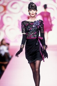 1782366161_Valentino1991HauteCouture18.thumb.jpg.b161385b1732af95cee44bb345ced0fe.jpg