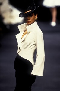 1827917812_ChristianDior1994HauteCouture149.thumb.jpg.030690978324c3b7dd775a67eec6dd70.jpg