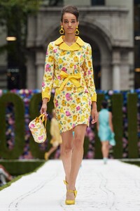 Ellen Rosa Moschino Spring 2022 RTW NFW 1.jpg