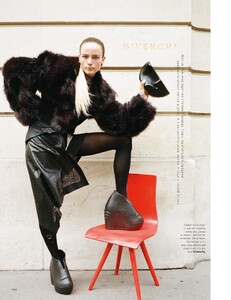 2021-10-01 Vogue Russia-page-011.jpg