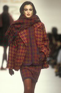 1914307315_OscardeLaRentaFall19926.thumb.jpg.ce2690e5ee501af7a575561d468bcb4e.jpg