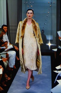 1932893950_VALENTINO-COUTURE-FALL-1998(6).thumb.jpg.335bdd8f97ce4294643377bef730c44b.jpg