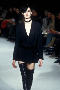 1965420579_Givenchy2000WomenRTW60.thumb.jpg.2ae24887bbd8b56f65fe927e71ae6ba6.jpg