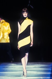 1985085743_AlexanderMcQueen1998WomenRTW74.thumb.jpg.201f386b9484a21e25ebbcdb7169e289.jpg